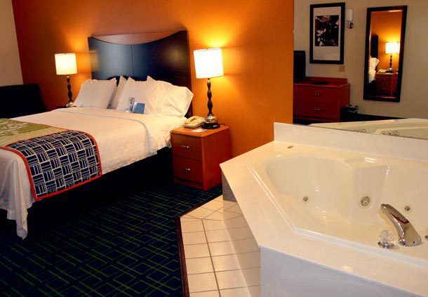 hotels in jefferson city mo with jacuzzi in room