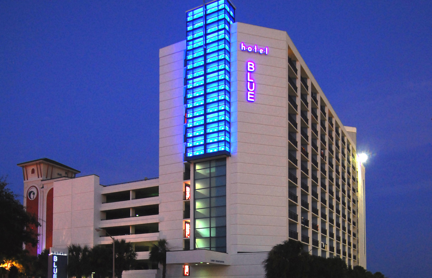 front-desk-agent-at-hotel-blue-vacation-myrtle-beach