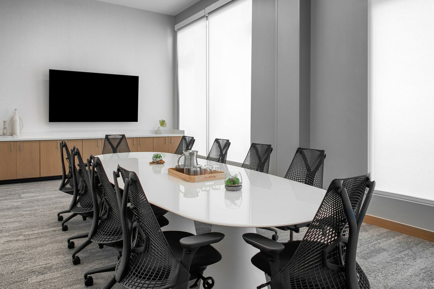 Hold your next small meeting in our Boardroom with 377 sq ft of space for up to 9 people. Ideal for small gatherings.